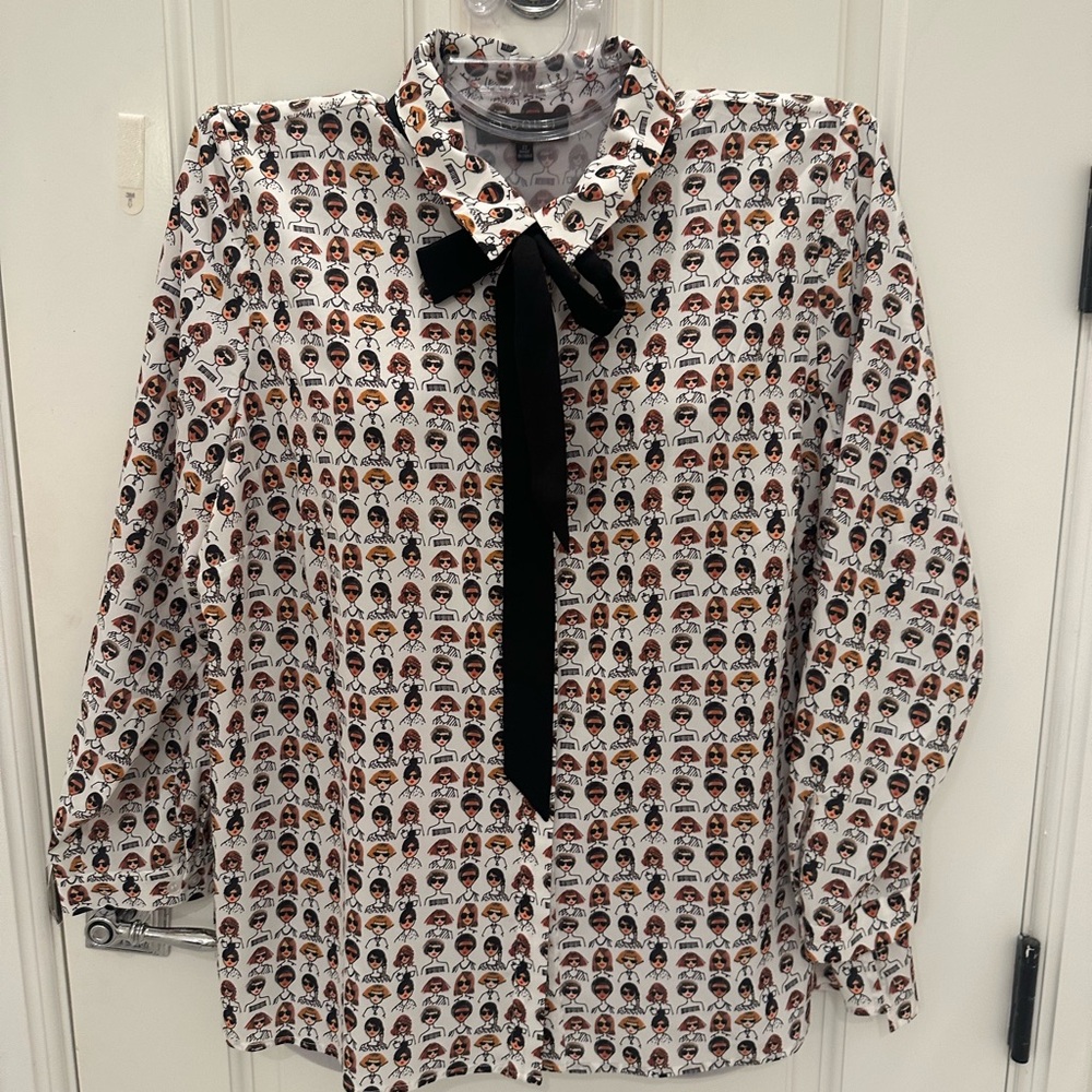 Beyond fun Portrait print with black tie bow at neck